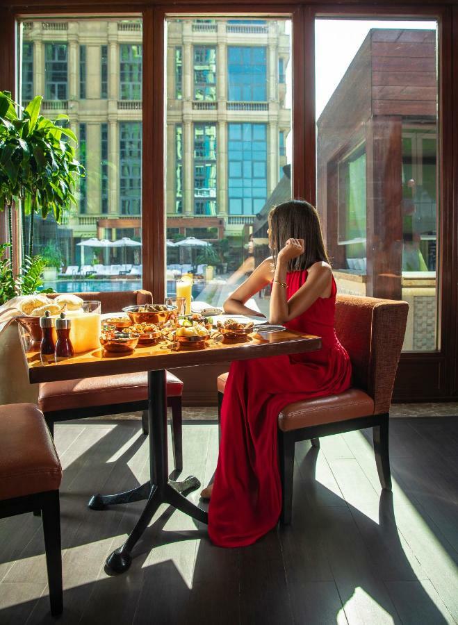 Four Seasons Cairo At The First Residence Giza Exterior foto A woman dining at a restaurant